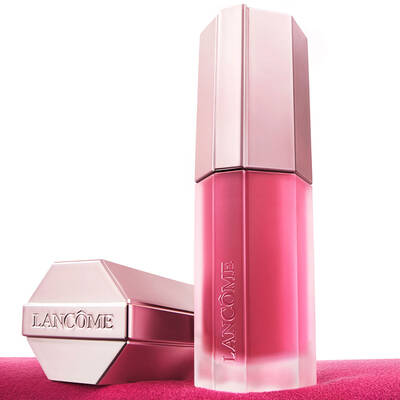 Krupni plan pakiranja Lancome Lip Idole Cuddleblur u ružičasto-zlatnoj boji.