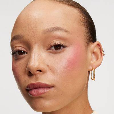 Model nosi highlighter