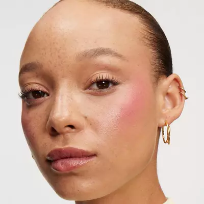Model nosi highlighter