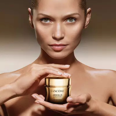 Model s Absolue Longevity Rich Cream u rukama
