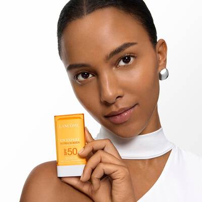 MODEL DRŽI SUPRA SCREEN SUN STICK u visini ramena