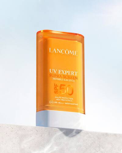 Lifestyle fotografija UV EXPERT SUPRA SCREEN INVISIBLE SUN STICK SPF 50