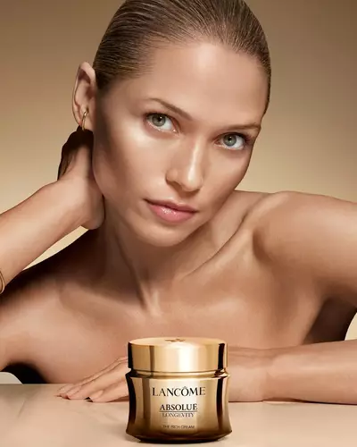 Model s prikazanom Absolue Longevity Rich Cream.