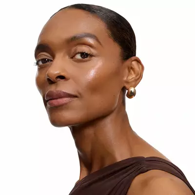 Model nosi highlighter