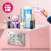Lancome savjetnica za ljepotu uručuje personaliziranu bijelu Lancome vrećicu klijentici
