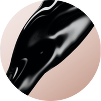 Kreativna ilustracija crnog objekta s glatkom površinom na nježnoj ružičastoj pozadini.