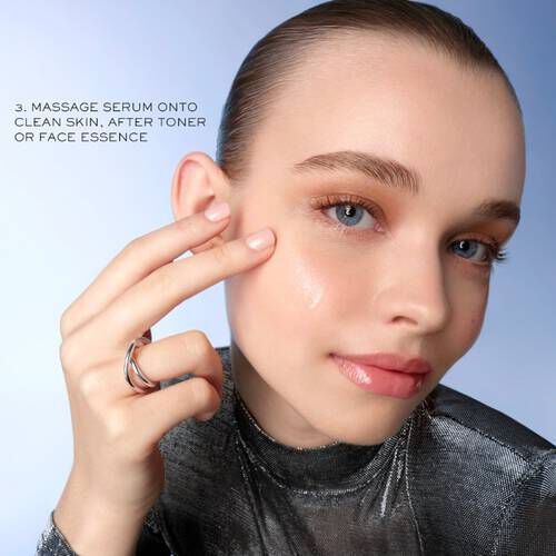 Mlada žena s plavim očima nanosi serume na lice nakon tonika, s naglaskom na njegu kože.