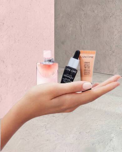 Ruka s Lancome poklon-uzorcima: mini miris, Genifique serum i Teint Idole Ultra Wear tekući puder.