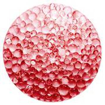 Kružna slika s mnoštvom crvenih kapljica vode, koje stvaraju teksturirani i sjajni efekt.