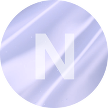 Kružni uzorak u svijetlo ljubičastoj boji s velikim, bijelim slovom 'N' u središtu.