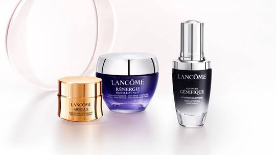 Prikaz tri Lancome proizvoda za njegu kože: krema Absolue, Renergie i serum Genifique, na svijetloj podlozi.