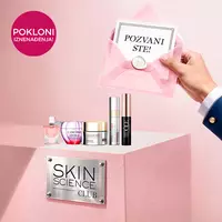 Lancome savjetnica za ljepotu uručuje personaliziranu bijelu Lancome vrećicu klijentici