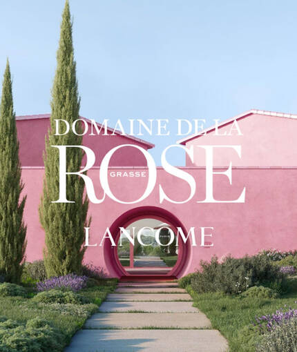 Alt text: Roza zgrada s vrtom, predstavljena s natpisom "DOMAINE DE LA ROSE LANCOME PARIS".