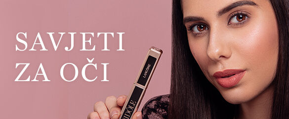 Žena s dugom tamnom kosom drži proizvod za šminkanje ispred ružičaste pozadine. Naslov u pozadini glasi "Savjeti za oči".